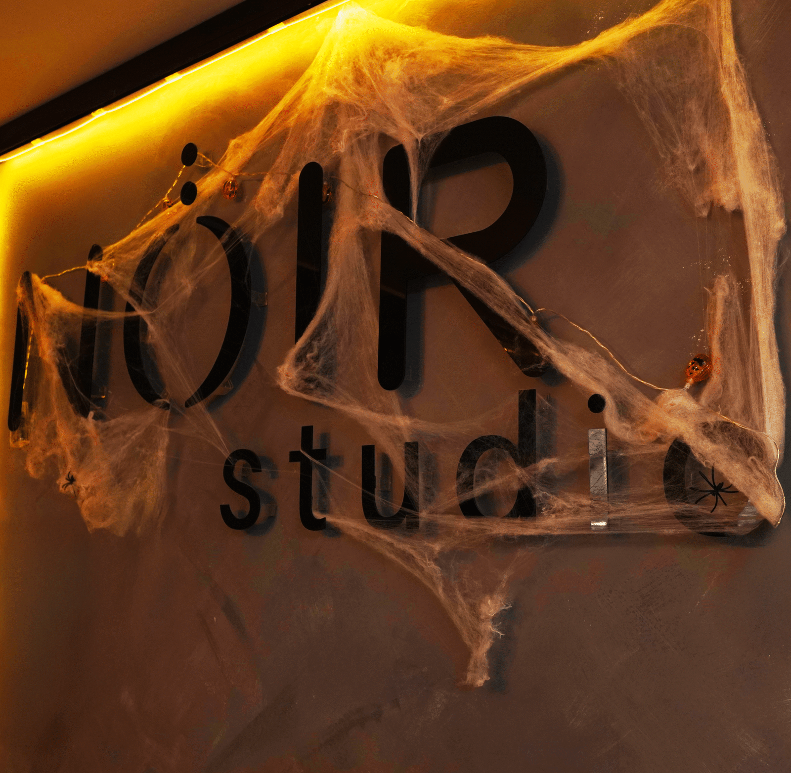 Logo of NOIR Tattoo Cusco displayed on the studio wall, showcasing the artistic and modern atmosphere of the tattoo studio in Cusco, Peru.