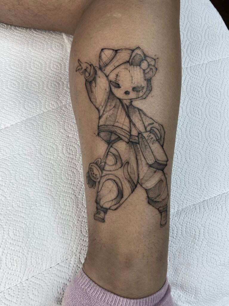 Sketch-style tattoo of a cat character wearing a kimono, featuring expressive linework and Japanese-inspired movement. Created at NOIR Tattoo Cusco, Peru.